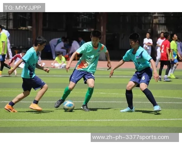 少年五人足球精彩瞬间集锦展现青春活力与团队合作精神